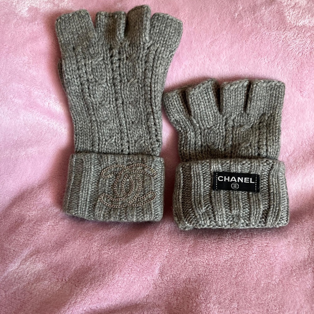 CHANEL Gray Wool Gloves with Logo